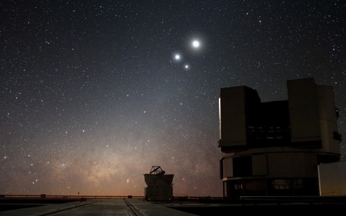 Seskupení Měsíce, Venuše a Jupiteru (dle pořadí jasnosti) vyfotografované nad Evropskou jižní observatoří v chilských Andách. Zdroj: ESO, Y. Beletsky.