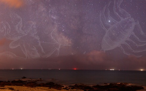 Obrazce souhvězdí Štíra a Střelce vkomponované do fotografického záběru. Jedna z hvězd na snímku ale přebývá... Poznáte která? Zdroj: Laurent Laveder.