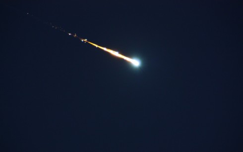 Velmi jasný meteor (bolid), který se už za letu rozpadal na menší úlomky, pozorovaný nad Nizozemím v říjnu 2009. Průlet doprovázel třesk rázové vlny. Za meteorem zůstávala velmi nápadná, rychle pohasínající stopa. Zdroj: Robert Mikaelyan. 