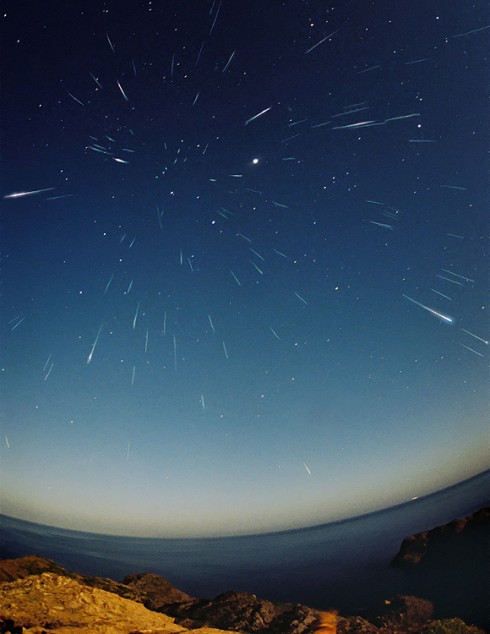 Meteory z roje Leonid, zobrazené jako krátké úsečky, na portrétu poskládaného ze 30 jednominutových expozic zhotovených 19. listopadu 2002. Vpravo od radiantu se tehdy nacházel Jupiter. Zdroj: Juan Carlos Fasádo, Isabel Graboleda, www.skylook.net.