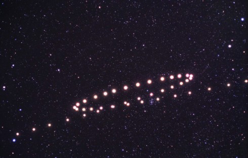 Smyčka, kterou vykonala planeta Mars mezi hvězdami souhvězdí Raka, v rozmezí od října 2009 do května roku 2010. Foto: Tunc Tezel.