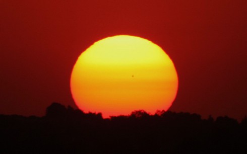 Sluneční skvrna patrná na kotouči zapadajícího Slunce z 2. srpna 2010. Snímek: O. Toumilovitch.